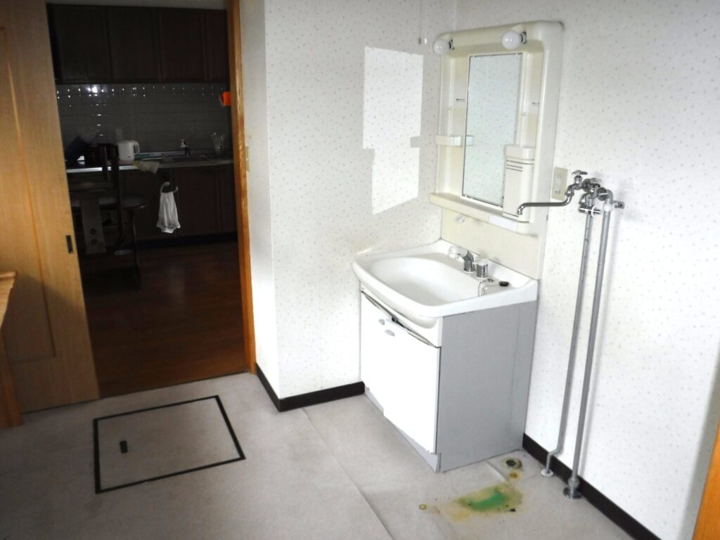 旭川市の戸建て住宅にて、洗面化粧台リフォーム施工事例の施工前写真①