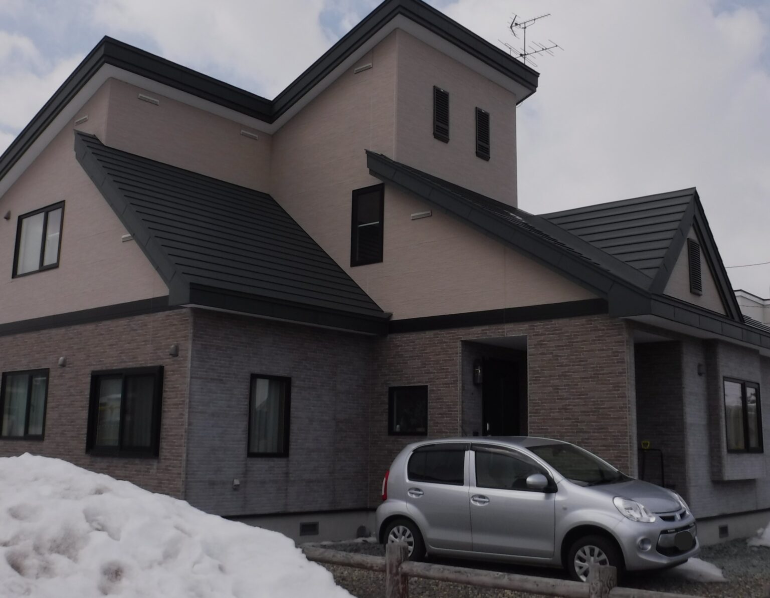 旭川市の戸建て住宅にて、外壁張替えリフォーム施工事例の施工施工前①