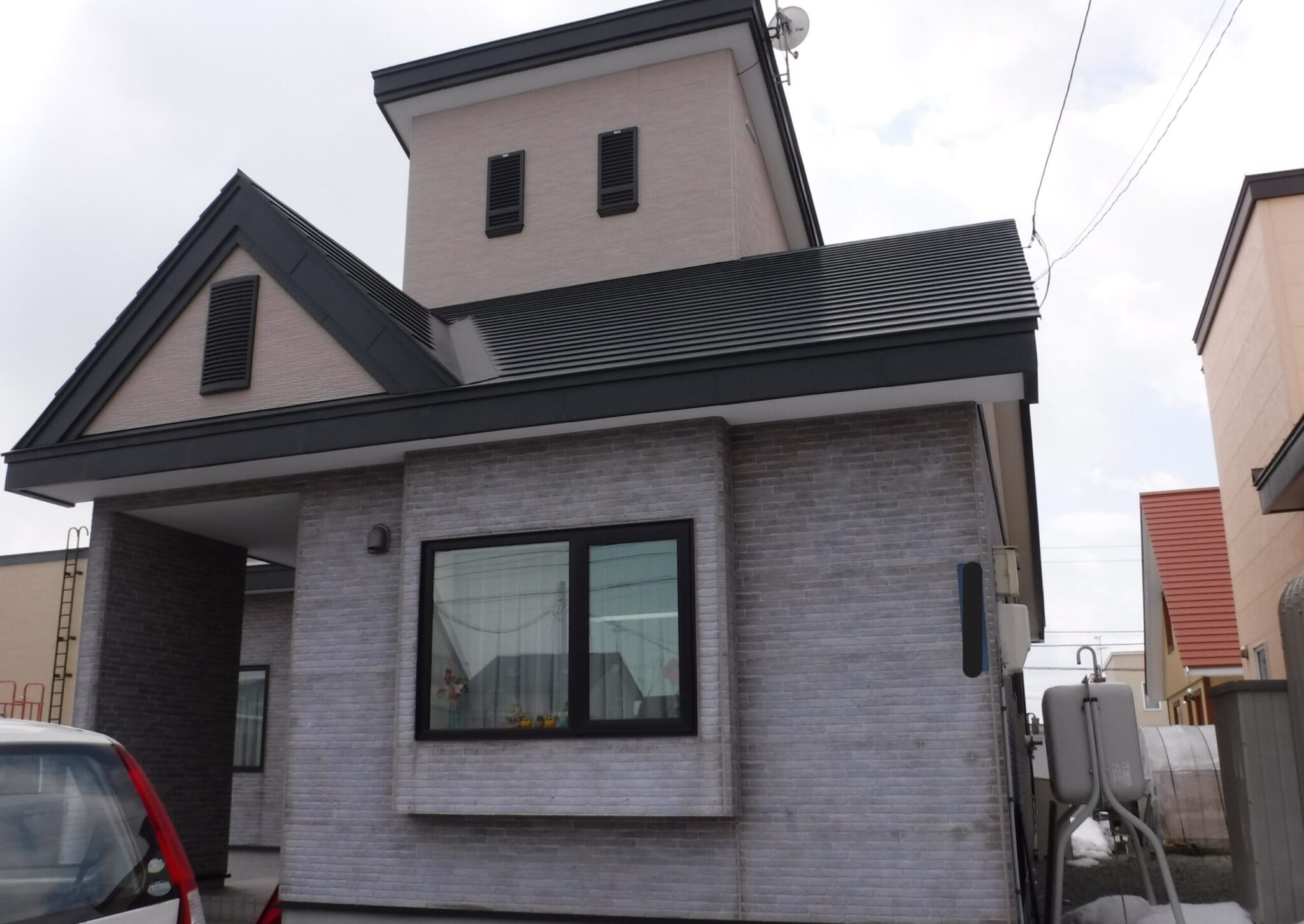 旭川市の戸建て住宅にて、外壁張替えリフォーム施工事例の施工施工前①